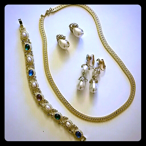 Elegant costume jewelry collection - Picture 1 of 5